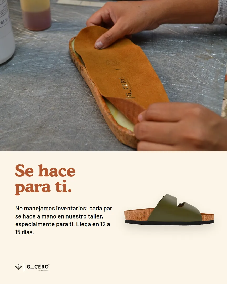 Manos armando la plantilla de una sandalia en el taller