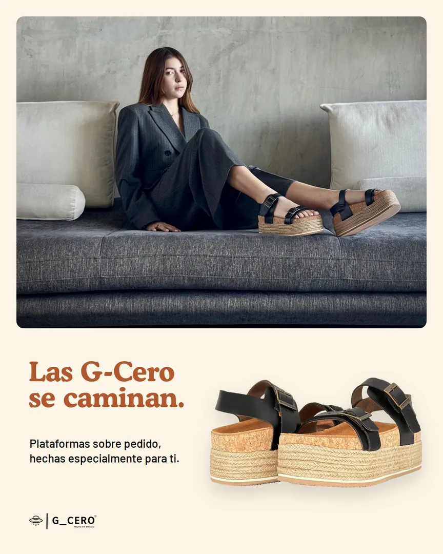 Mujer sentada en un sillón con plataformas negras