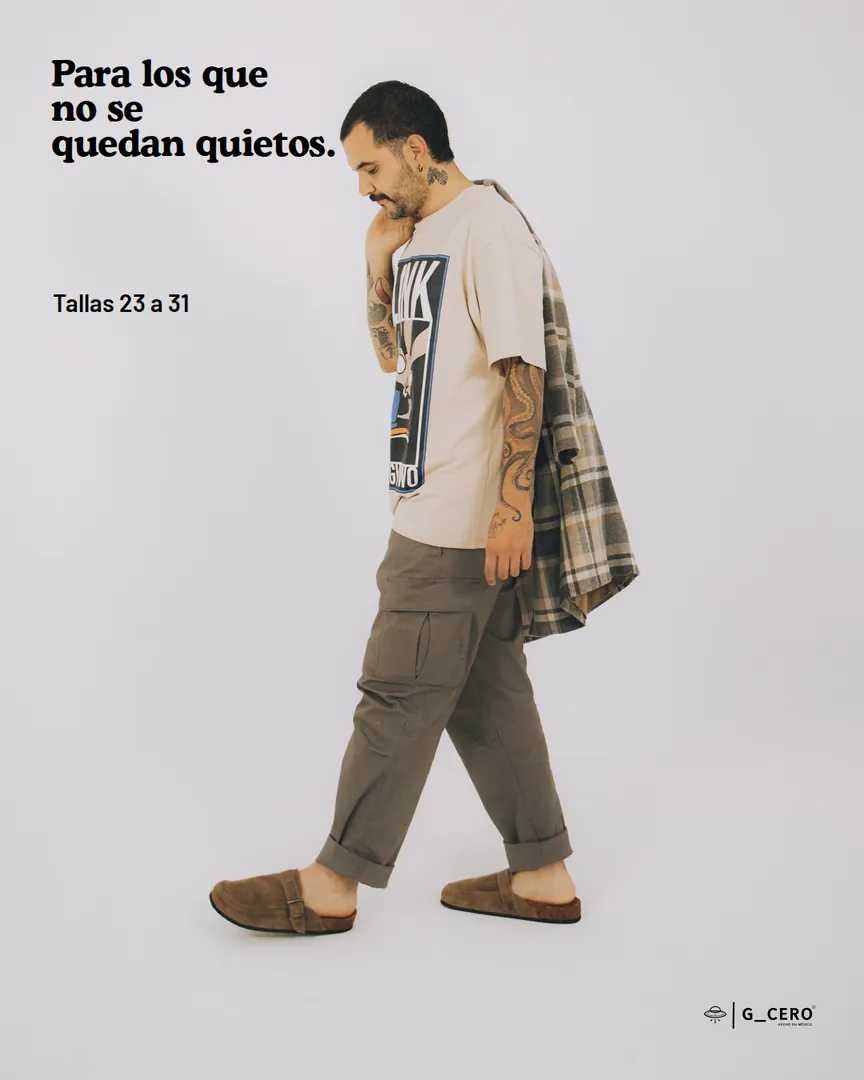 Hombre caminando con sandalias de caballero