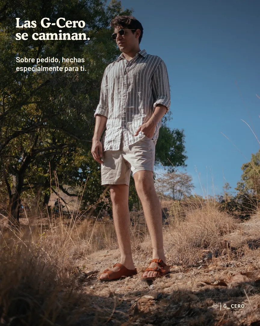 Hombre al aire libre con sandalias de caballero