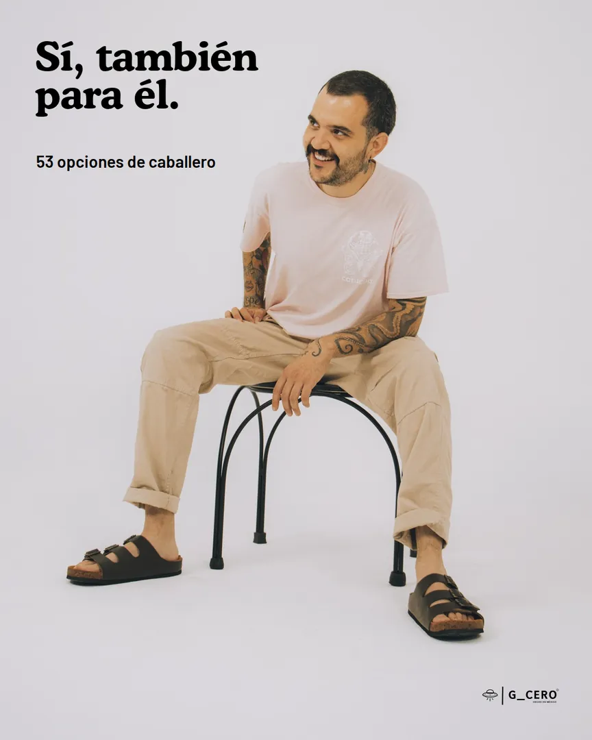 Hombre sentado con sandalias de caballero