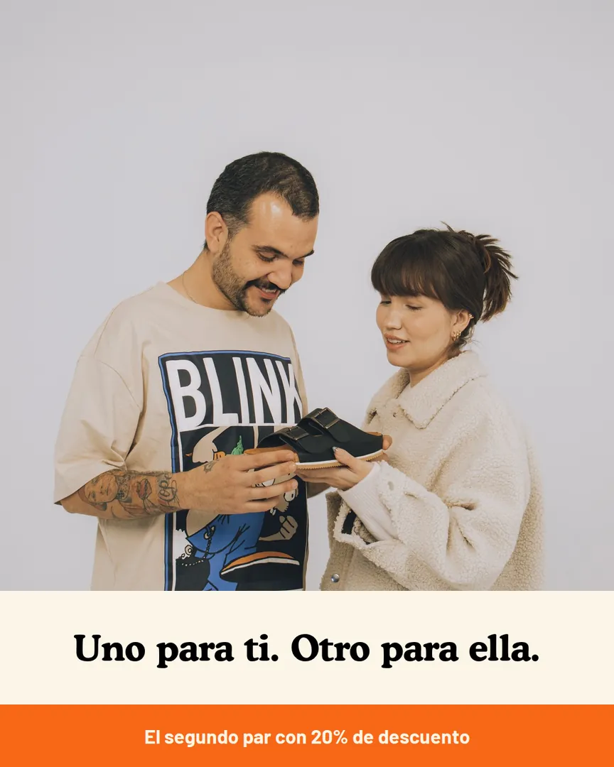 Pareja mirando unas sandalias: uno para ti, otro para ella