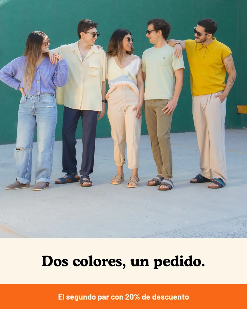 Grupo de amigas y amigos con sandalias: dos colores, un pedido